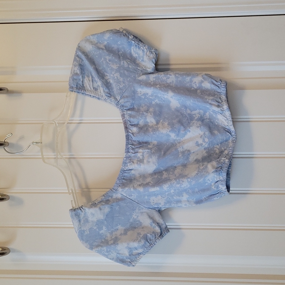 Cute cloudlike pattern crop top
